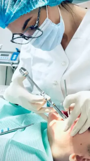 طبيبة أسنان عام