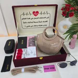 بوكس اهداء نسائي شنطة و شوز  مع تصميم عبارة الاهداء