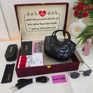 بوكس اهداء نسائي شنطة و شوز  مع تصميم عبارة الاهداء