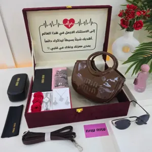 بوكس اهداء نسائي شنطة و شوز  مع تصميم عبارة الاهداء