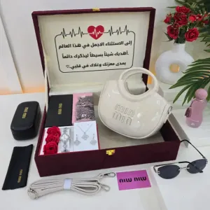 بوكس اهداء نسائي شنطة و شوز  مع تصميم عبارة الاهداء