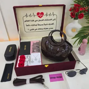 بوكس اهداء نسائي شنطة و شوز  مع تصميم عبارة الاهداء