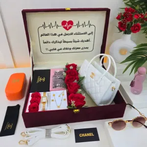 بوكس اهداء نسائي شنطة و شوز  مع تصميم عبارة الاهداء