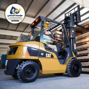 فوركلفت للإيجار في الدمام | سعات 2.5، 3، 3.5، 5، 7 طن – توصيل فوري | Forklifts for Rent