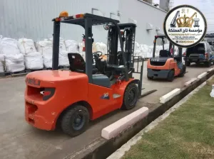 إيجار رافعة شوكية في القطيف | فوركلفت كهرباء وديزل | 1.5 طن إلى 30 طن | للمصانع والمستودعات | Forklift Qatif