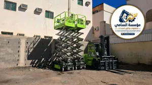 سيزر لفت 12 متر للإيجار القطيف | أداء فولاذي يستبدل السقالات بأمان تام 🏗️