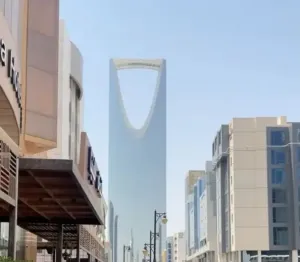 مطلوب سائق للعمل في شركة توصيل في السعودية علمآ أن السكن والسيارة والبنزين والإنترنت على حساب الشركة والراتب ممتاز