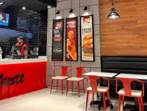 مطلوب موظف تسليم وجبات داخل المطعم للعمل في مطعم وجبات سريعة في الرياض براتب ممتاز