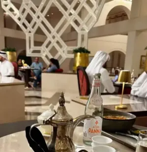 مطلوب شاب للعمل في تنظيم إصطفاف السيارات و تأمين مواقف للزبائن في كوفي شوب فاخر في السعودية براتب و إكراميات يومية ممتازة