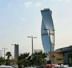 مطلوب سائق شاحنة صغيرة للعمل في الرياض براتب 2500ريال و السكن والسيارة و البنزين متوفرة مجانآ من الشركة
