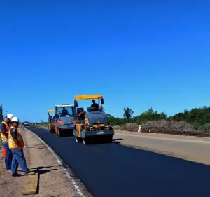 مطلوب عمال أسفلت . عمال تعبيد طرق و عزل بالزفتة للعمل مع مقاول في جدة في السعودية برواتب ممتازة