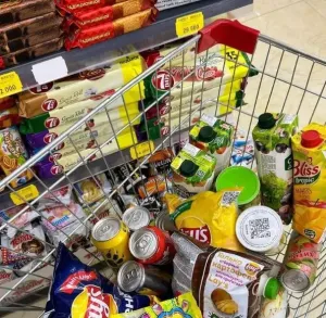 مطلوب سائق خاص لسوبر ماركت في الرياض براتب 2500ريال بعدد 20طلب يوميآ و كل طلب إضافي يتم إحتسابه ب 5ريال . التقديم متاح لجميع الجنسيات